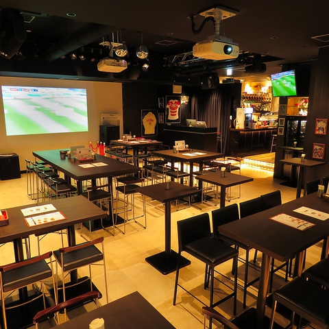 B ONE（ビーワン）銀座 可動式テーブルを並べた貸切フロア全景（100名以上対応）