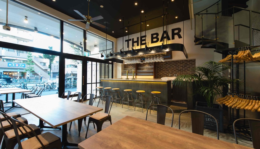 GLADE PARK 恵比寿 通りに面したガラス張りの「THE BAR」空間とテーブル席