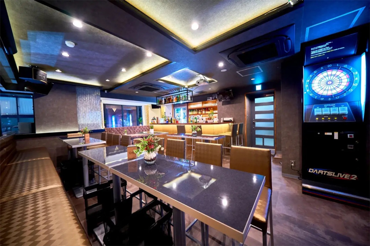 ROSE EBISU（ローズ 恵比寿）の店内・テーブル席とバーカウンター