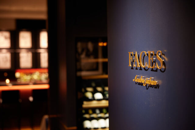 FACES麻布十番 ゴールドの「FACES」ロゴサインとワインセラー