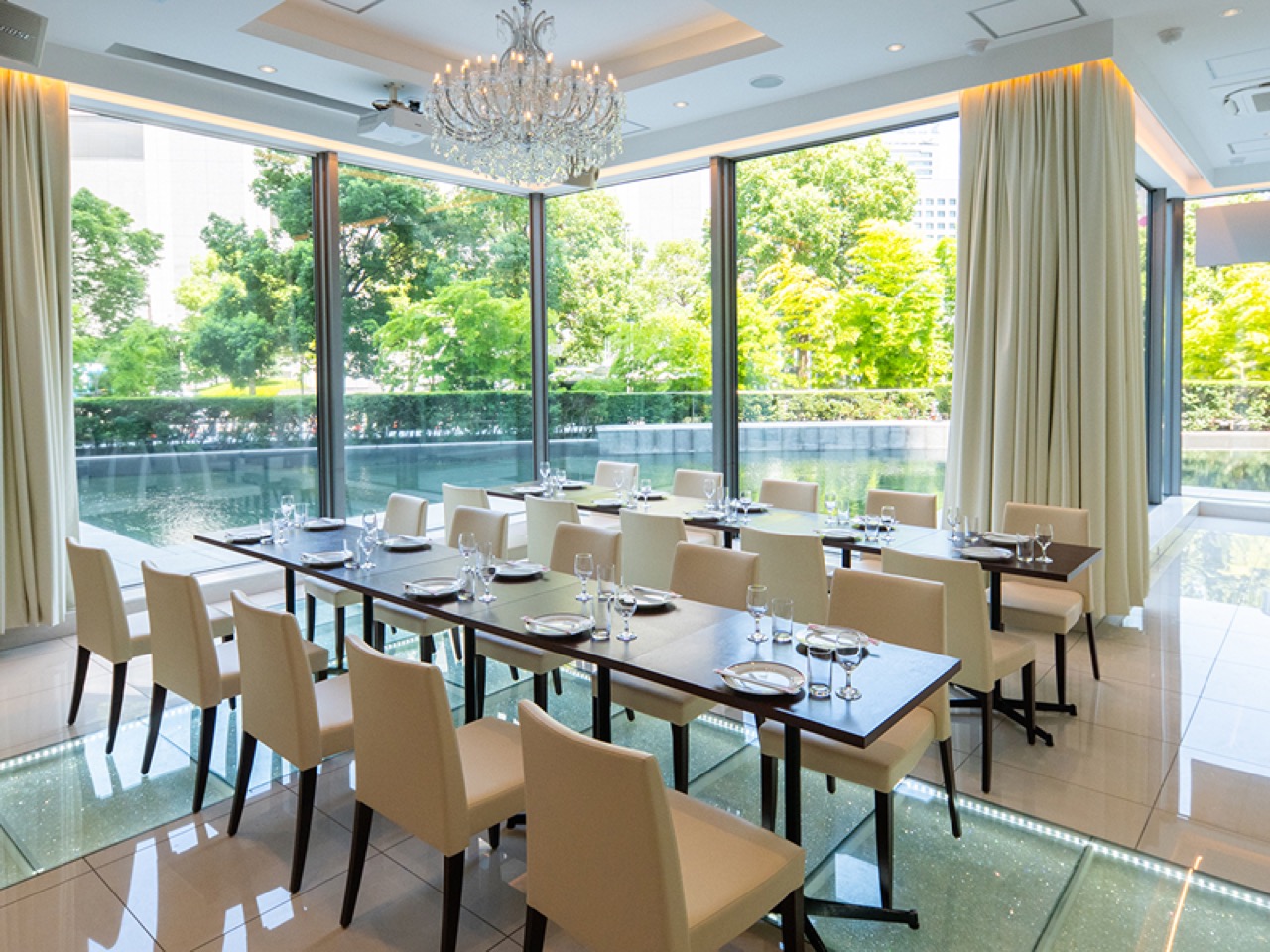 パシフィックガーデン品川の店内・緑を望む窓際のダイニングテーブル席