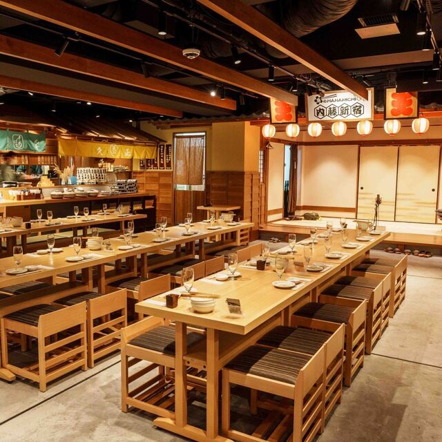 食のHANAMICHI 内藤新宿 提灯とテーブル席・座敷を備えた貸切宴会レイアウト