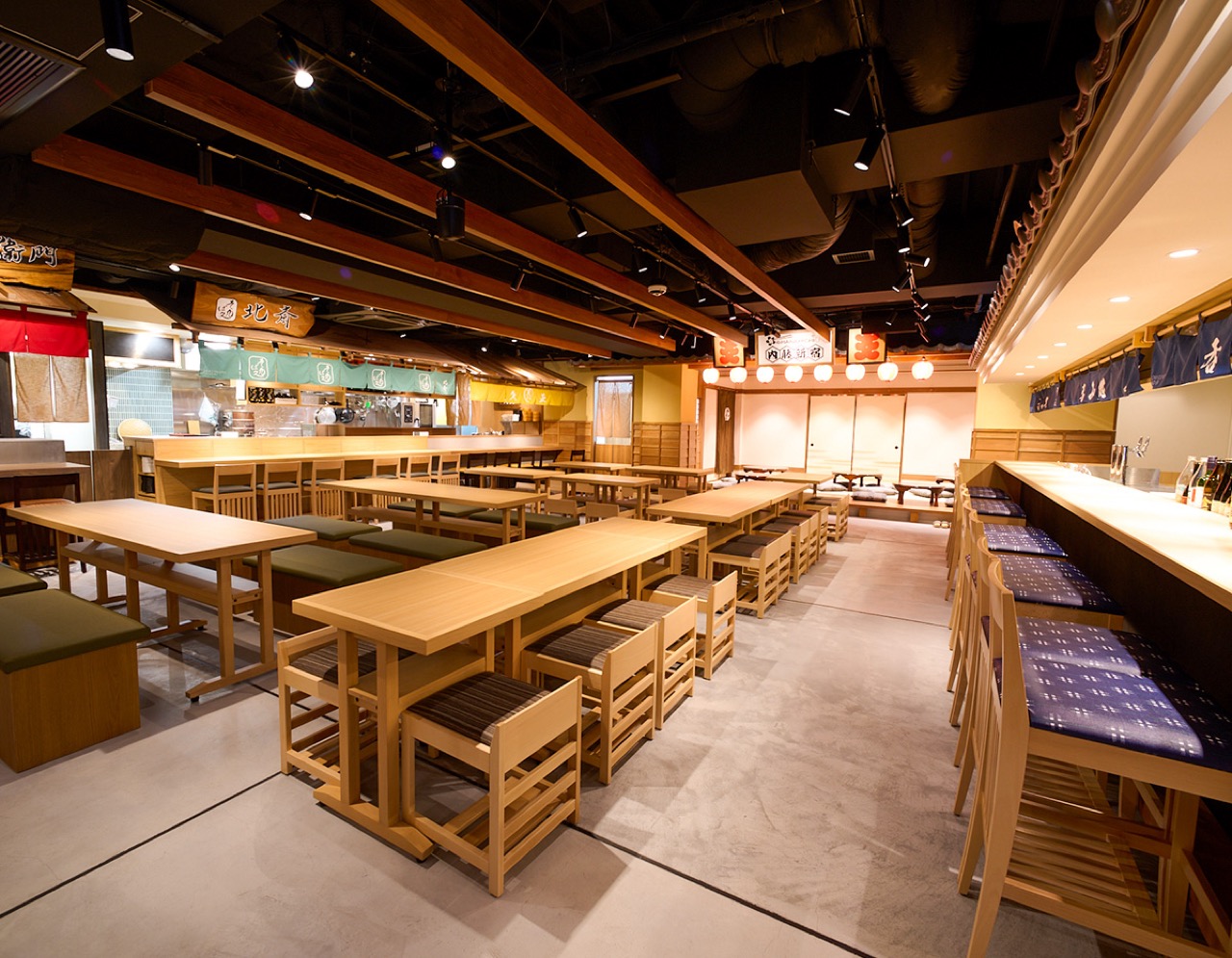 食のHANAMICHI 内藤新宿の明るい店内・テーブル席と座敷が並ぶ宴会フロア